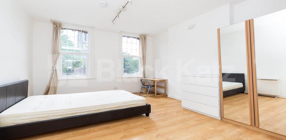			LARGE 2/3 BED MINS TO TUBE AND SHOPS! , 2 Bedroom, 1 bath, 1 reception Flat			 Criterion Mews, ARCHWAY